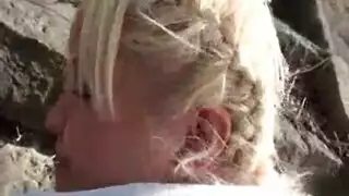 فتى نحيل برونزي يقدم أداء إباحي قوي