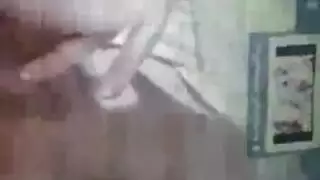القذرة الفاسقة القذرة يأخذ اثنين من الديك والكرات القبيحة حتى كوشي لها في السباحة
