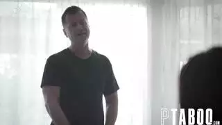 قبلة على الرقبة قبل أن يجردها رجل يلمس كسها كثيرًا