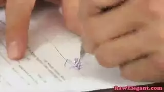 فاتنة أنيقة كبيرة الثدي تحب أنين الأفلام الإباحية أكثر من التعليم