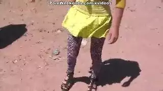 بنات تمشي بالفيزون في الشارع