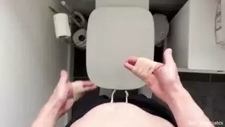 ام تساعد ابنها مكسورة ذراعه على استمناء