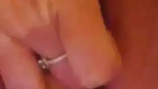تشتت انتباهها بيده داخل ملابسها الداخلية على الأريكة