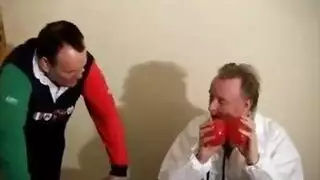 الجدة الناضجة تمص الزب
