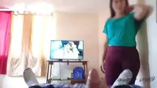 تطلب من الأخ انا يصوها صور مخله وترسلها لحبيبها لتستفزه