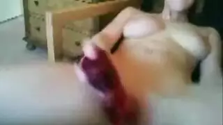 شقراء ساخنة تمارس العادة السرية في غرفة النوم