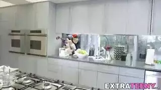 حلق المراهقة آسيا يُملأ في فعل فموي خشن