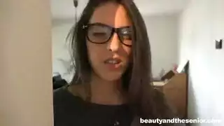 مراهقة مثيرة تمتع نفسها بإصبعها في كسها الوردي الضيق مع لعبة شرجية