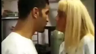 الرجل الألماني يحب أن يمارس الجنس مع صديق صديقته في المطبخ، كل مرة واحدة في حين
