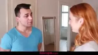  عاهرة ناضجة ممتلئة الصدر تظهر فرجها المشعر لتصوير أفلام إباحية