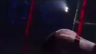 حركة ضخ الكس: تبلغ الذروة وهو يخترقها بعمق