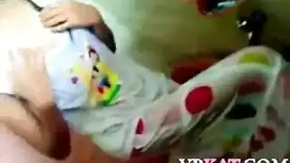 فتاة هاوية ترتدي جوارب طويلة تُخلع قبل ممارسة الجنس