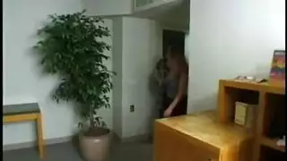 فتاة ساخنة تصرخ على قضيب أسود طويل جنس عنيف