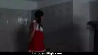 اسخان رومنسي فوقه الملابس البيضاء صالة رياضية