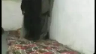 عاهرة المسبح المتزوجة مدمنة على اللعب بشعر كسها علناً