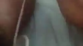 فتاة متحمسة تركب قضيبًا صلبًا ضخمًا حتى النشوة