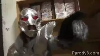 الأرملة الشقراء في بدلة الاستحمام الوردي هي الحصول على قرنية في كل مرة يتحول فيها زوجها إلى نقطة