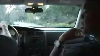 حركة يد خشنة على مهبلها المتقطر في هذا الفيلم الإباحي