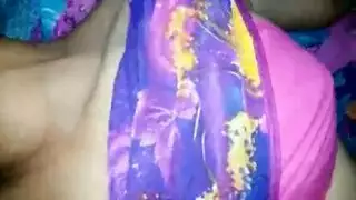 مره تمسك زب كلبها وتضعه في كسها