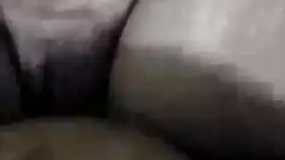 زوج يائس يصور زوجته مع عاشقة ناضجة