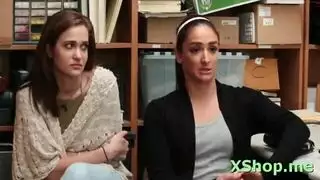 صباح مثار وهي بالفعل عارية