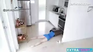 يستغل اخته وهيانإمه علابطنها وينيكها