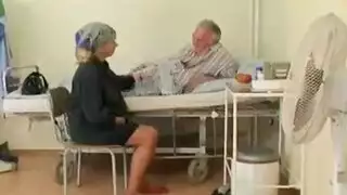 ممرضة مثيرة تمارس الجنس مع ساندرا المرحة في مشهد دش مائي إباحي قوي