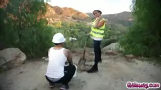 تتلمس صديقتها حتى تهيجها و تمارس معها السحاق
