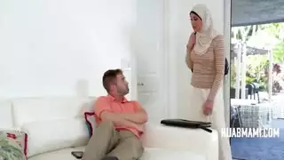 خاضعة محجوبة تُنكح بقسوة من قبل نجمات إباحيات أمريكيات شقراوات