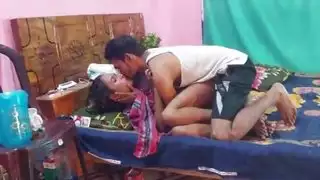 ديسي ذات الصدر الكبير تأخذ قضيب صديقها في جنس منزلي حار