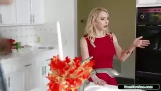 عاهرة مقيدة تقدم أكثر من مجرد عشاء