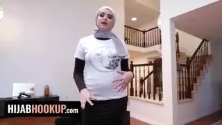 مراهقة مسلمة مثارة تعد فرجها الضيق لحفلة تصلح لمشهد إباحي