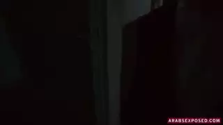 فتاة عربية محتاجة تأخذ السائل المنوي مقابل المال في فيلم إباحي