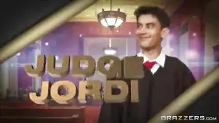 فتاة جميلة تتناك من حبيبها على الواقف في الحمام و يدخل زبه في كسها من الأمام