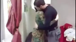 شلحها الكلسون وبلش بوس فيها من طيزها