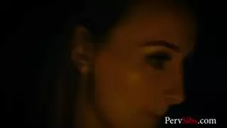 ينام بجانب اختة وينيكهة