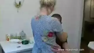 يرضع بزاز أمه في السرير بليل و يركب عليها