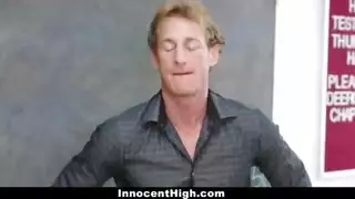 يخدد بنته مترجم
