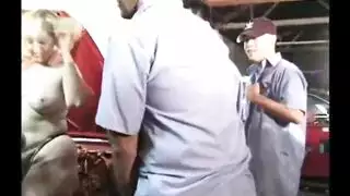 علاقة جنس جماعية في الورشة: الميكانيكيون يملأون جميع فتحات عاهرة ممتلة الجسد