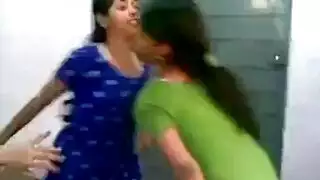 فتيات الجامعة العاهرات يحصلن على جماع شرجي قاسٍ