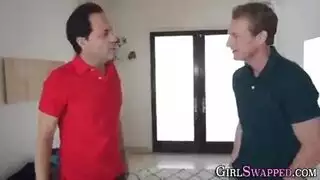 فوضى جنسية في المطبخ: ليزا آن تأخذ قذفًا متعددًا على ثدييها