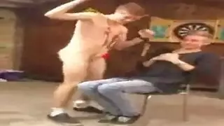 أفلام إباحية في الشارع: رجال يستمنون ويمارسون الجنس علناً