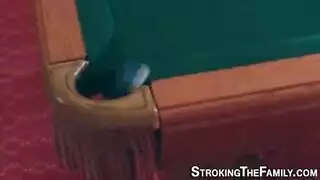 أشقر مارشا ماي هو فاتنة ذات شعر أسود مغر ، ويحب الجنس اللطيف