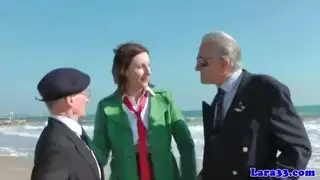 عاهرة أربعينية مع زوج رجال على المعاش تدلعهم و تنيكهم نيكة ثلاثية روعة