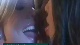 شقراء عاهرة تبتلع كل قطرة