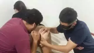 تتيح زوجة سخيف لنفسها يدها وتمارس الجنس مع اثنين من الغرباء دون الواقي الذكري الذي تحب أن تكون فوكس كولومبية جيدة