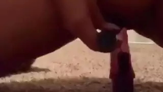 حسناوية شرق أوسطية تداعب نفسها ثم تركب هزازًا
