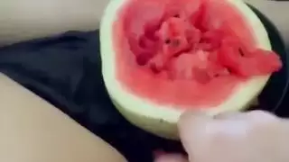 العربية القذرة سنو وايت تداعب الحلوى الكريمية حتى تفرز