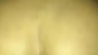 عاهرة أمريكية شقية تتلقى قضيب عربي صلب عميقًا في كسها