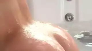 نائب الرئيس يملأ مؤخرته عند الحوض